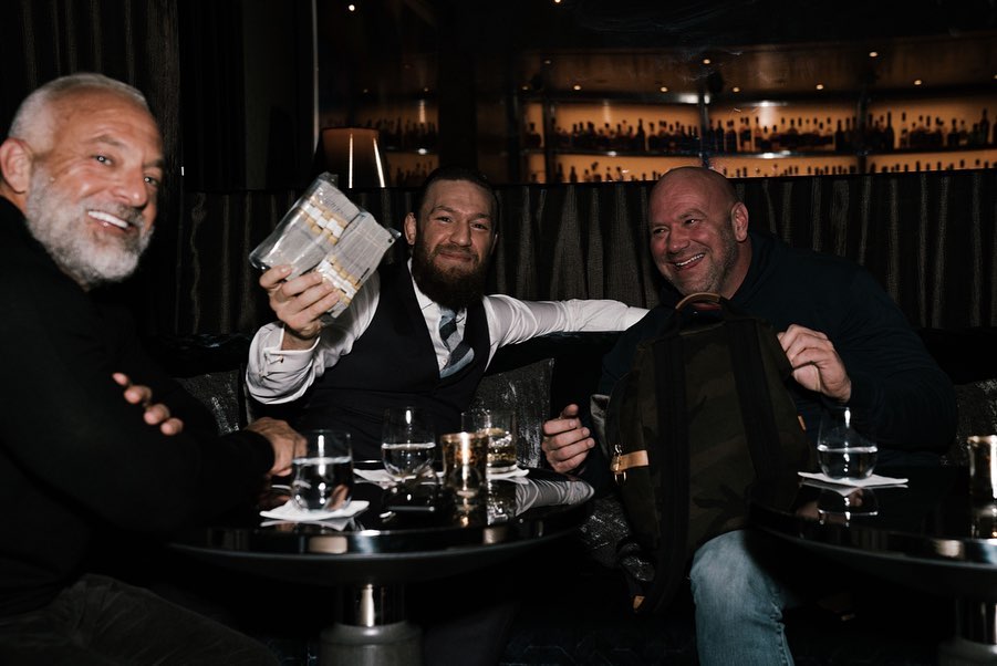 Conor McGregor nhận 50k USD từ chính tay chủ tịch UFC Dana White.