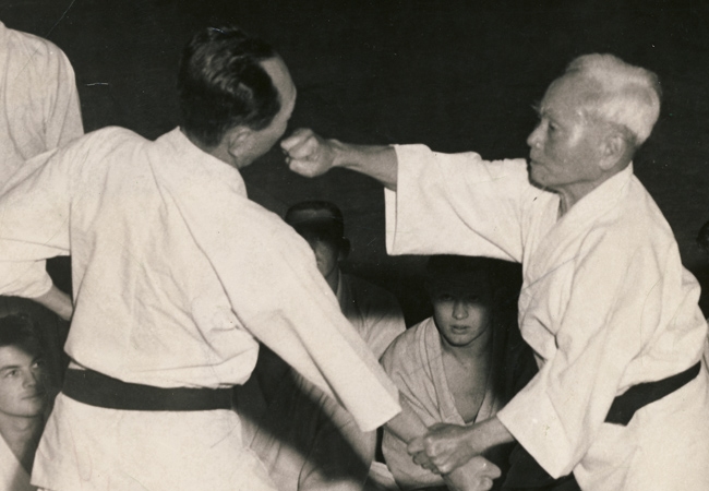 Gichin Funakoshi trong 1 lần thị phạm trước các võ sinh.