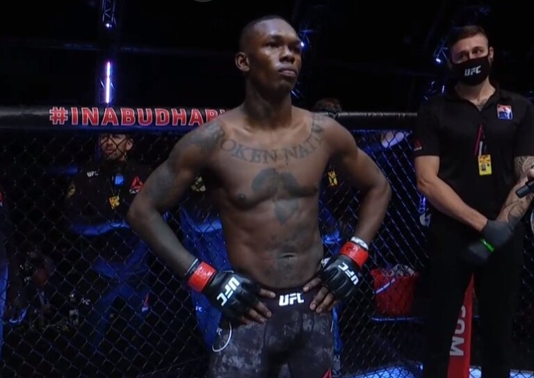 Người hâm mộ có thể thấy rõ 1 bên ngực của Israel Adesanya bị chảy xệ tại UFC 253. Ảnh chụp màn hình.