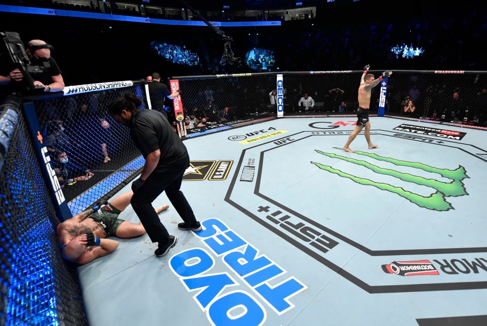 McGregor bị Dustin Poirier knockout tại UFC 257.