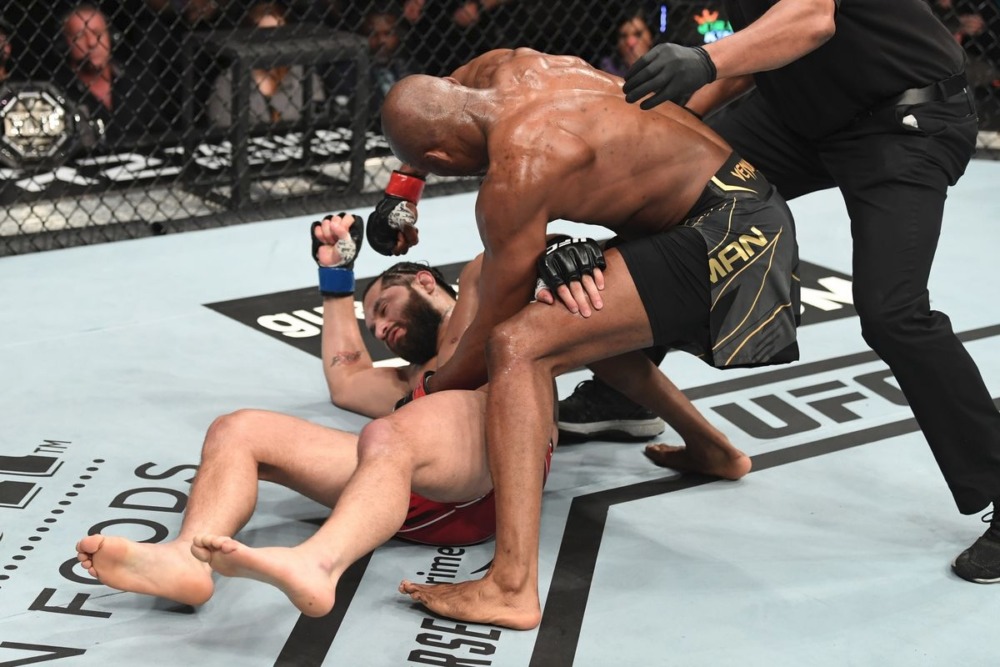 Kamaru Usman knockout Jorge Masvidal tại UFC 261.