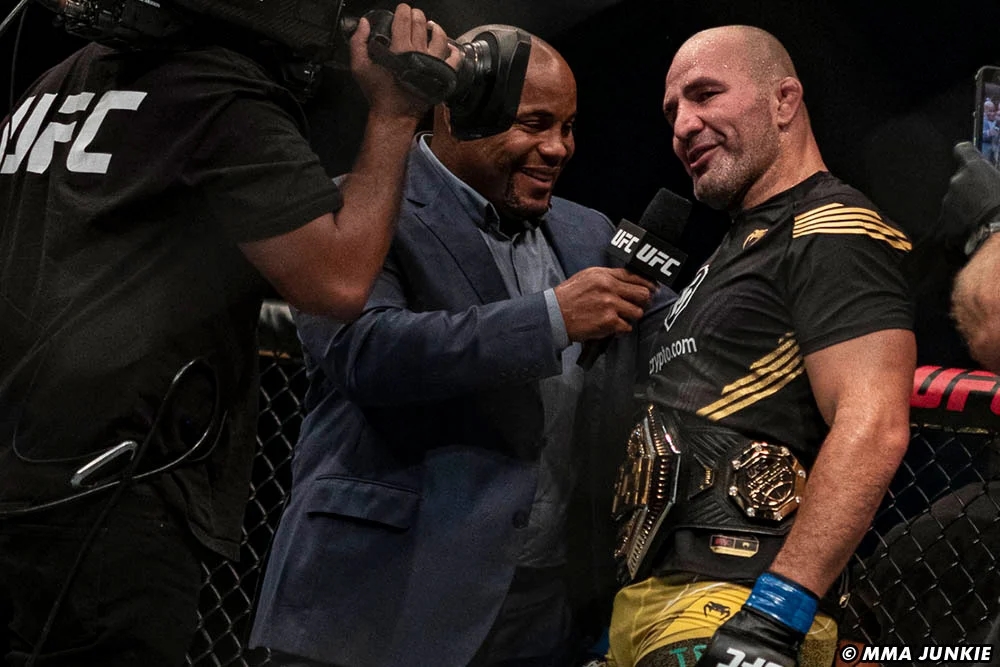 Glover Teixeira đã trở thành nhà vô địch hạng cân dưới nặng của UFC ở tuổi 42.