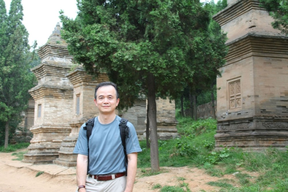 Bác sĩ Quí Jacques trước tháp Lâm chùa Thiếu Lâm năm 2009.