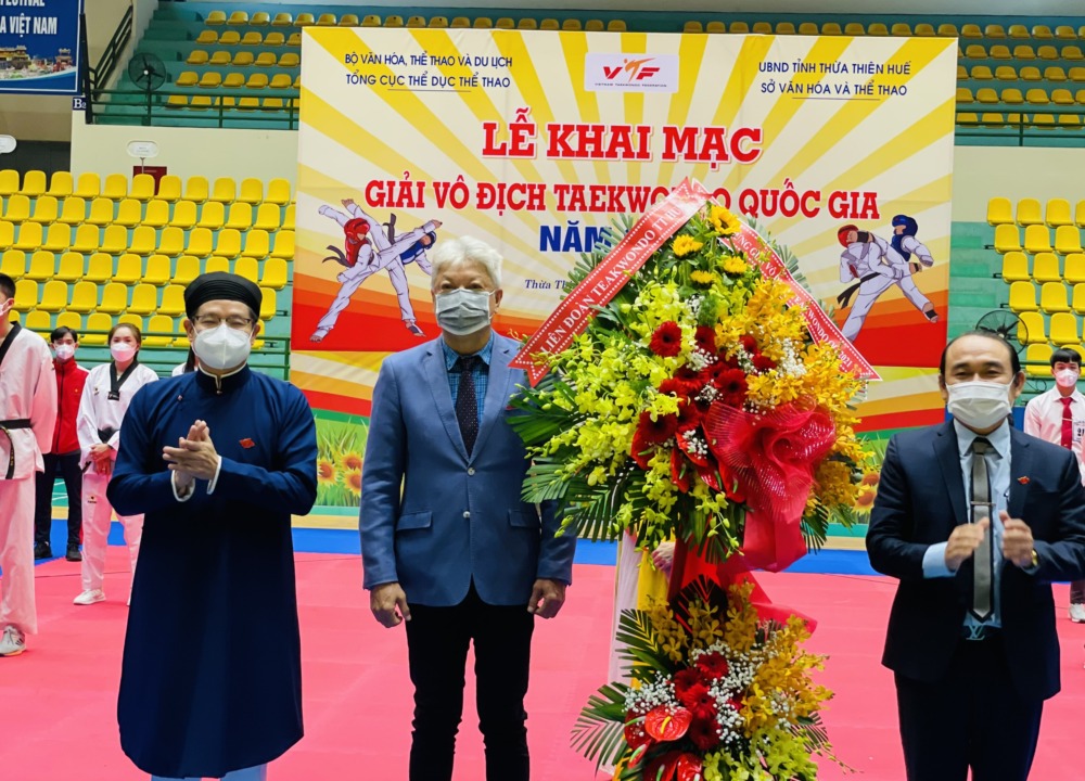 Ông Lê Đắc Nguyên Xuân - Chủ tịch Liên đoàn Taekwondo Thừa Thiên Huế khóa I (bên phải), ông Trương Ngọc Để - Chủ tịch Liên đoàn Taekwondo Việt Nam (giữa) và ông Phan Thanh Hải - Giám đốc Sở Văn Hóa & Thể Thao Thừa Thiên Huế (bên trái) tại Lễ khai mạc Giải Vô Địch Taekwondo Quốc Gia Năm 2021. 