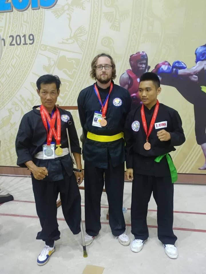 VS Tạ Anh Dũng và các học trò trong giải vô địch võ cổ truyền năm 2019 tại Bình Định.