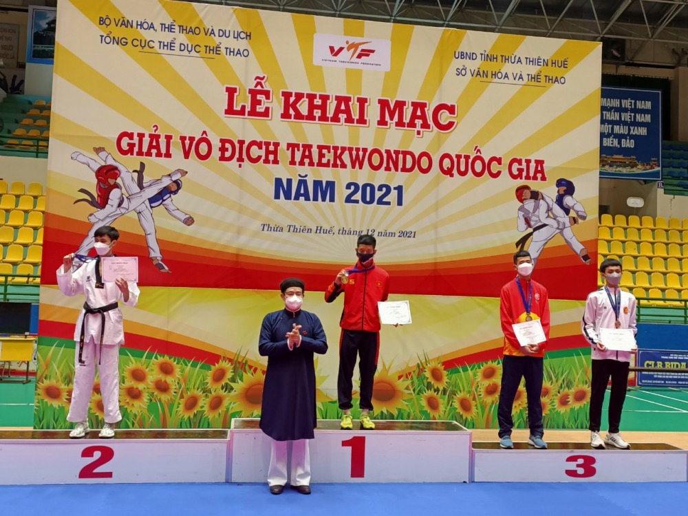 Ông Phan Thanh Hải trao huy chương cho các VĐV tại giải.