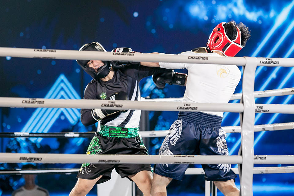 Cường Seven (áo đen) đấu Boxing với Ưng Hoàng Phúc (áo trắng) trong The Champion 2021.