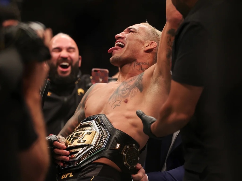 Charles Oliveira đang là nhà vô địch hạng nhẹ UFC.