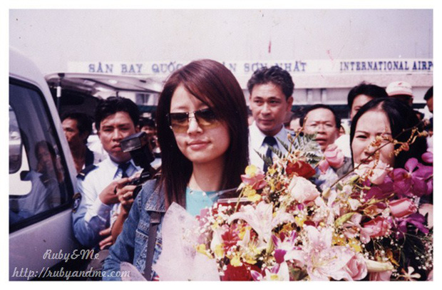 Tùng Yuki hộ tống Triệu Vy và Lâm Tâm Như trong chuyến lưu diễn năm 2001.