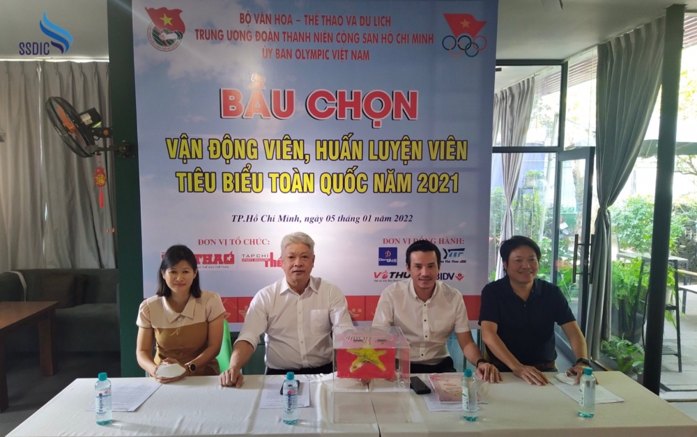 Từ phải qua trái: Tiến sĩ Nhà báo Võ Danh Hải - Phó Chủ tịch Hiệp hội Võ thuật Thế giới (World Martial Arts Union - WoMAU) - Trưởng Chi nhánh phía Nam của Báo Thể thao Việt Nam, ông Nguyễn Nam Nhân - Trưởng phòng Quản lý Thể dục Thể thao Sở Văn hoá Thể thao TPHCM, ông Trương Ngọc Để - hủ tịch Liên đoàn Taekwondo Việt Nam, bà Huỳnh Phương Loan - Phó Giám đốc Trung tâm TDTT Hoa Lư.