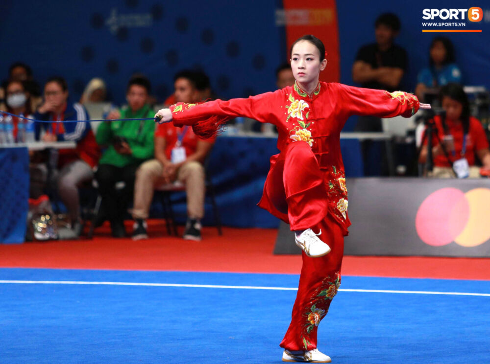 Nữ VĐV wushu Trần Thị Minh Huyền người từng giành tấm HCB Thái cực kiếm tại SEA Games 2019, thần thái qua ống kính nhà báo Hiếu Lương.