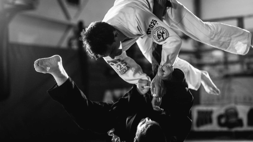 JiuJitsu là một phong cách võ thuật của Nhật Bản kết hợp tất cả mọi thứ từ tấn công khó và vật lộn đến cắn và khóa khớp.