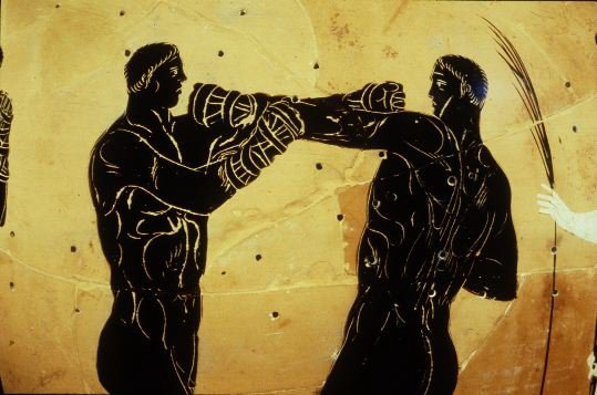Hình thức thi đấu đầu tiên của võ tổng hợp được tổ chức bởi người Hy Lạp cổ và nó được gọi là Pankration. Pankration được giới thiệu lần đầu tiên trong thế vận hội Olympic Hy Lạp vào năm 648 trước Công nguyên và nó được pha trộn giữa đấu vật và quyền anh, cũng như kết hợp giữa tấn công trực diện và chiến đấu dưới sàn đấu.