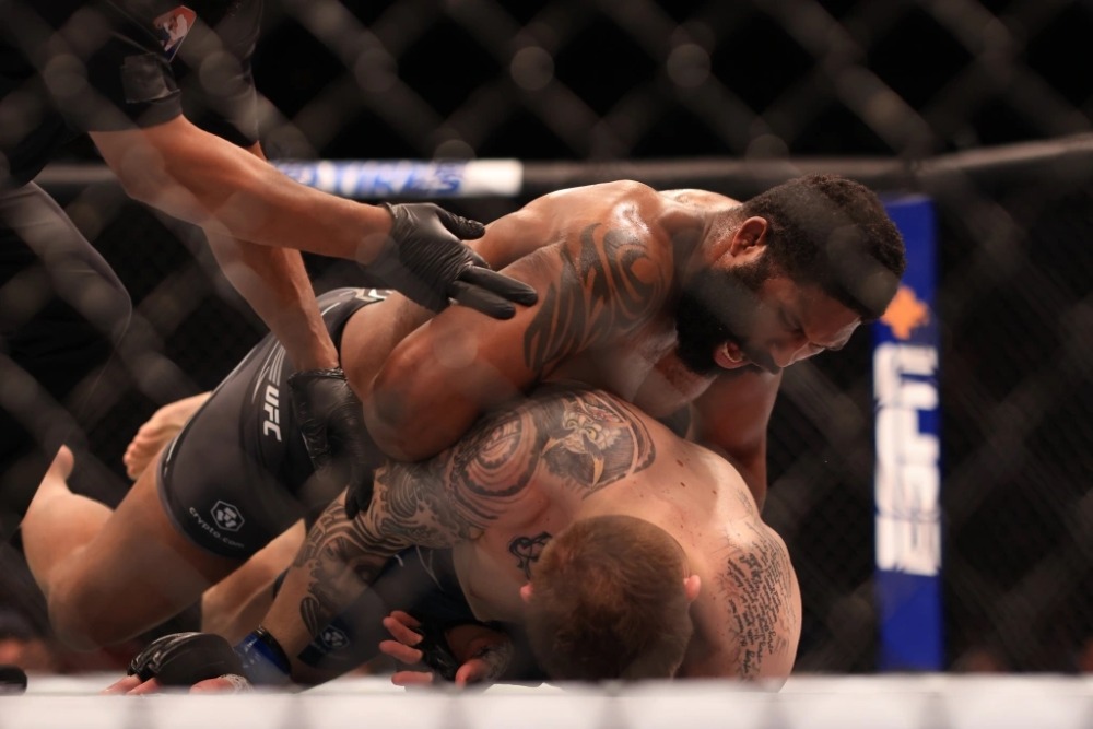 Curtis Blaydes có chiến thắng thuyết phục trước Chris Daukaus.