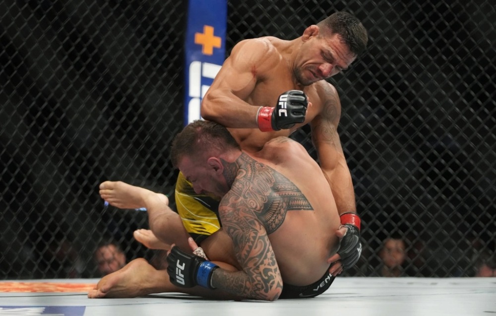 Rafael Dos Anjos đánh bại Renato Moicano tại UFC 272.