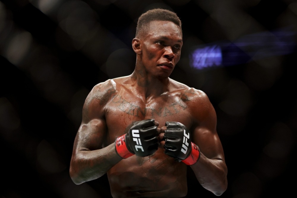 Israel Adesanya đang là nhà vô địch hạng trung UFC.
