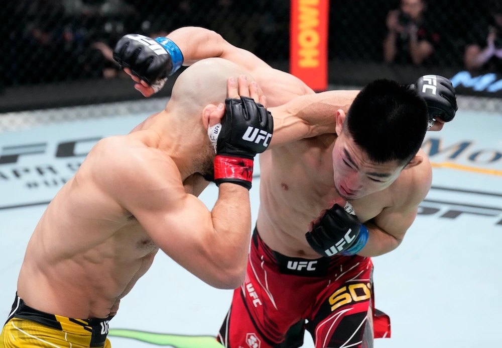 Song Yadong trong trận đấu với Marlon Moraes.