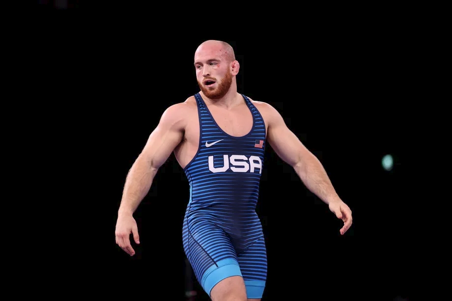 Kyle Snyder từ bỏ việc lấn sân sang MMA để tập trung hoàn toàn vào đấu vật.