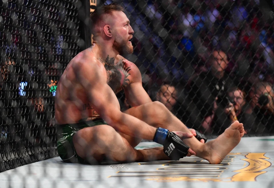 Conor McGregor dính chấn thương chân tại UFC 264.