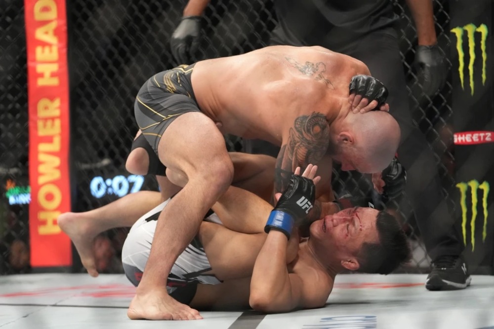 Alexander Volkanovski hạ knockout Chan Sung Jung tại UFC 273.