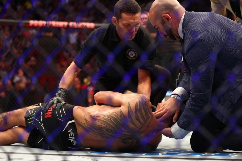 Tony Ferguson bị Michael Chandler knockout ở UFC 274.