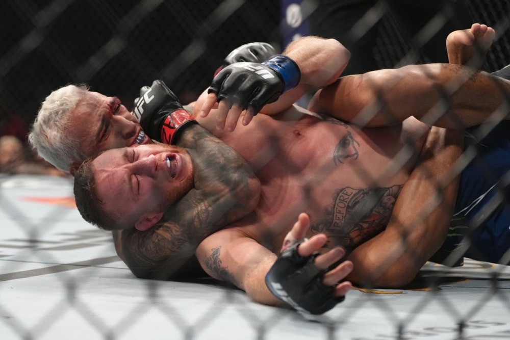Charles Oliveira đánh bại Justin Gaethje tại UFC 274.