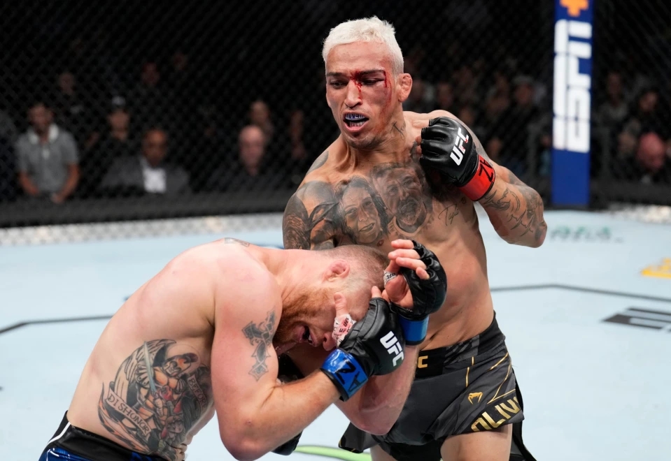 Charles Oliveira nối dài chuỗi thắng liên tiếp lên con số 11 tại UFC 274.