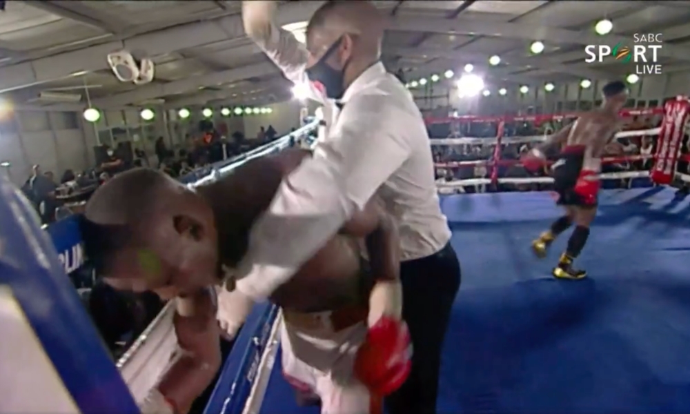 Simiso Buthelezi bỗng dưng mất phương hướng trước khi bị xử thua knockout.