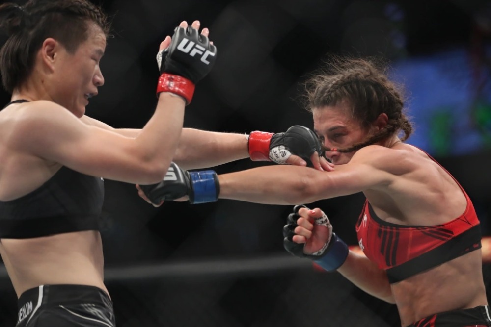 Joanna Jedrzejczyk trong trận đấu với Zhang Weili tại UFC 275.