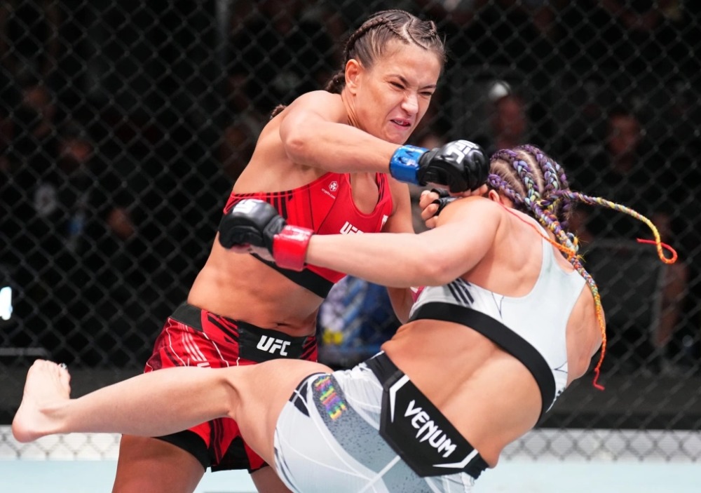 Karolina Kowalkiewicz (áo đỏ) trong trận đấu với Felice Herrig.