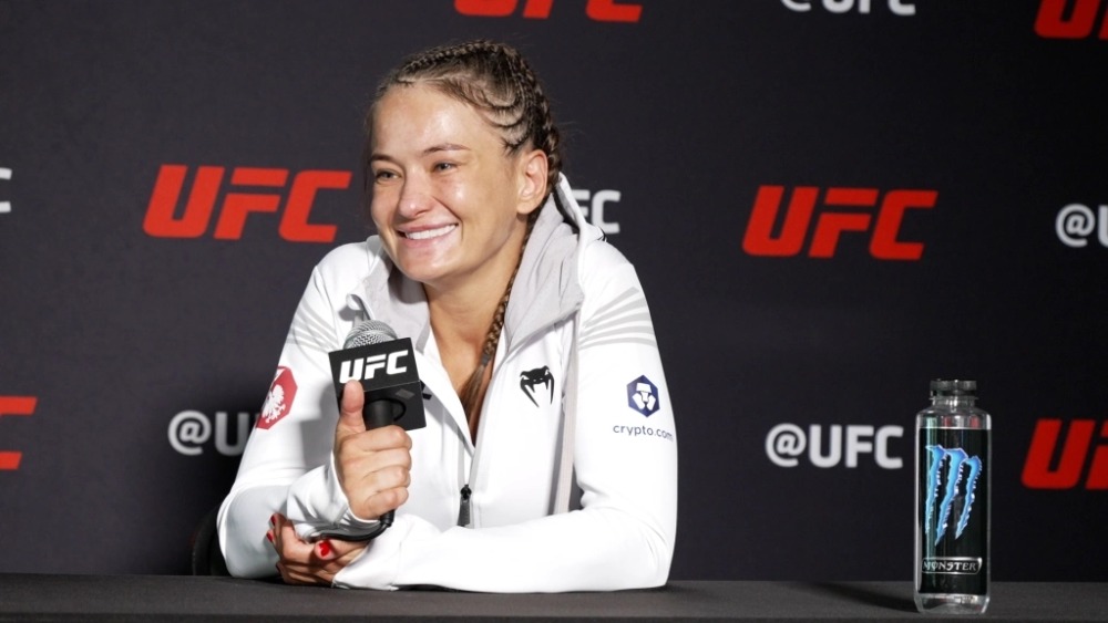 Karolina Kowalkiewicz hạnh phúc khi chiến thắng trở lại.