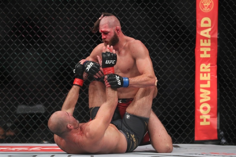 Prochazka có chiến thắng không dễ dàng trước Glover Teixeira.