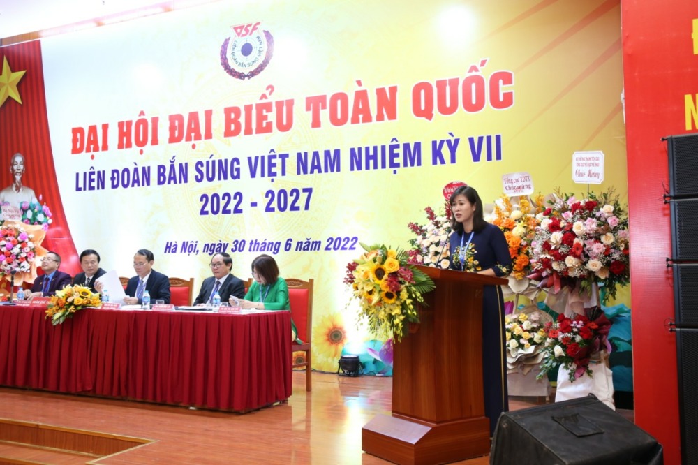 Bà Huỳnh Phương Loan phát biểu tại Đại hội Đại biểu Toàn quốc Liên đoàn Bắn súng Việt Nam nhiệm kỳ VII