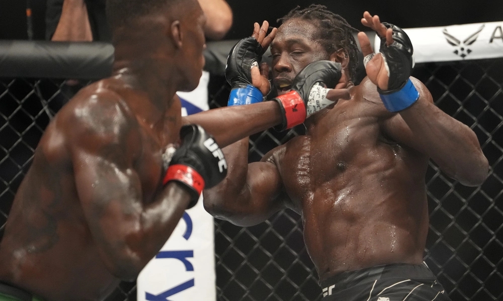 Israel Adesanya hoàn toàn vượt trội so với Jared Cannonier tại UFC 276.
