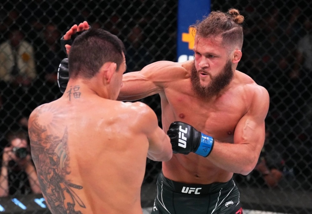 Rafael Fiziev (phải) đấu Rafael dos Anjos cuối tuần qua.