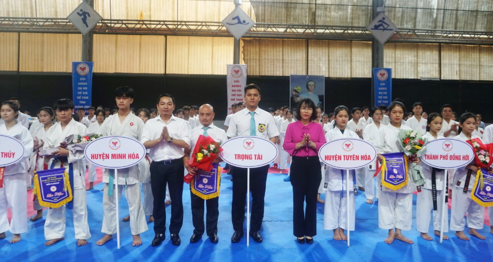 Bà Nguyễn Thị Bích Thuỷ- Giám đốc Sở VHTT Quảng Bình và ông Phùng Văn Hiệp - Chủ tịch Liên đoàn Karate Quảng Bình tặng hoa động viên các đội