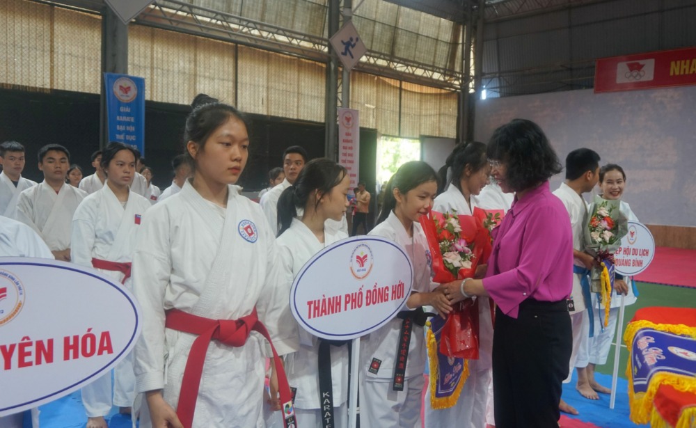 Giám đốc Sở VHTT Quảng Bình tặng hoa cho các đoàn và trọng tài