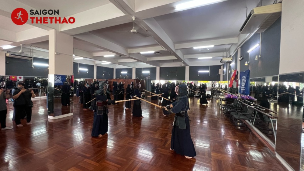 quy tụ hơn 130 vận động viên và huấn luyện viên từ TPHCM và Hà Nội – vốn là hai trung tâm kiếm đạo mạnh nhất tại Việt Nam. Ban trọng tài đa số là các võ sư có đẳng cấp cao từ Nhật Bản và Hàn Quốc.