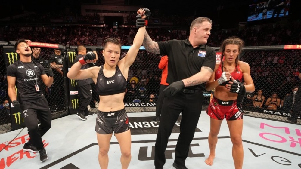 Joanna Jedrzejczyk (đỏ) thất bại trước Zhang Weili tại UFC 275.