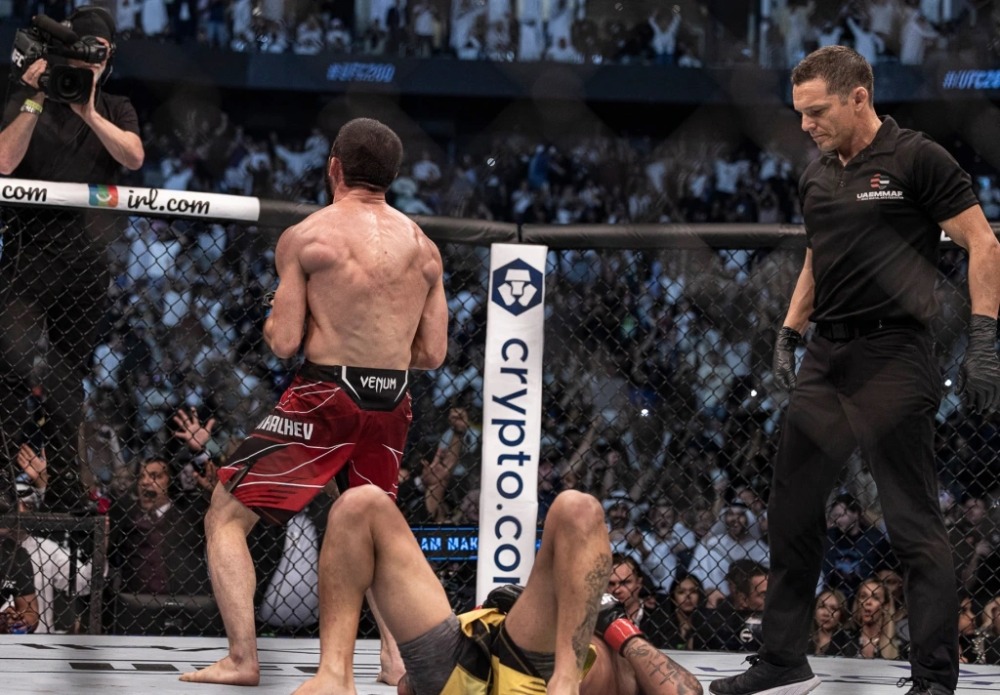 Islam Makhachev vui mừng sau khi chiến thắng trước Charles Oliveira tại UFC 280.