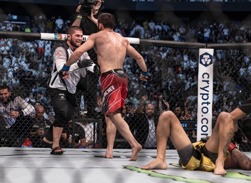 Makhachev ăn mừng cùng HLV Khabib Nurmagomedov.