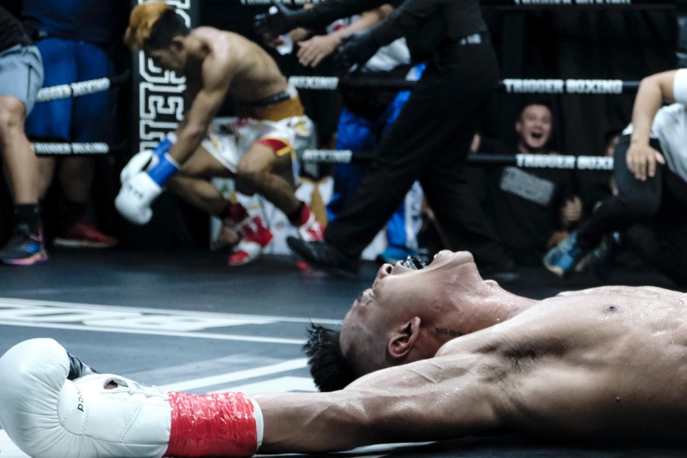 Văn Thảo vỡ òa cảm xúc sau chiến thắng trước Andrew Laurio.