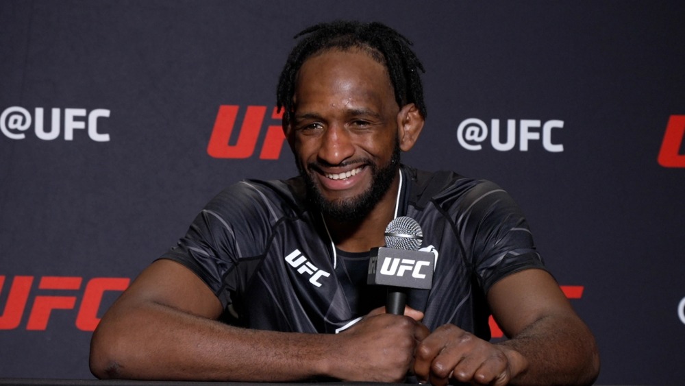 Neil Magny trả lời họp báo sau chiến thắng.