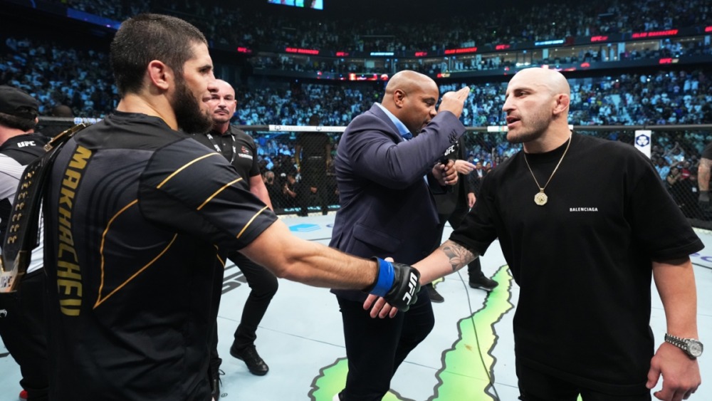 Alexander Volkanovski (phải) sẽ là bài toán khó nhằn cho Islam Makhachev.