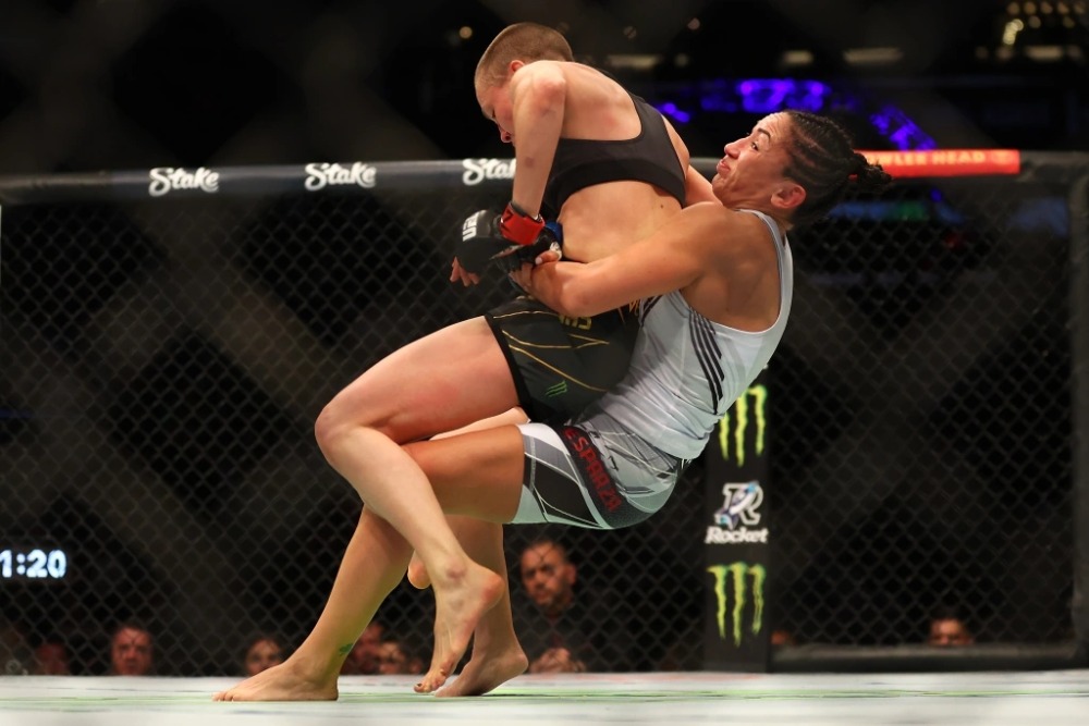 Carla Esparza giành chiến thắng trước Rose Namajunas tại UFC 274.