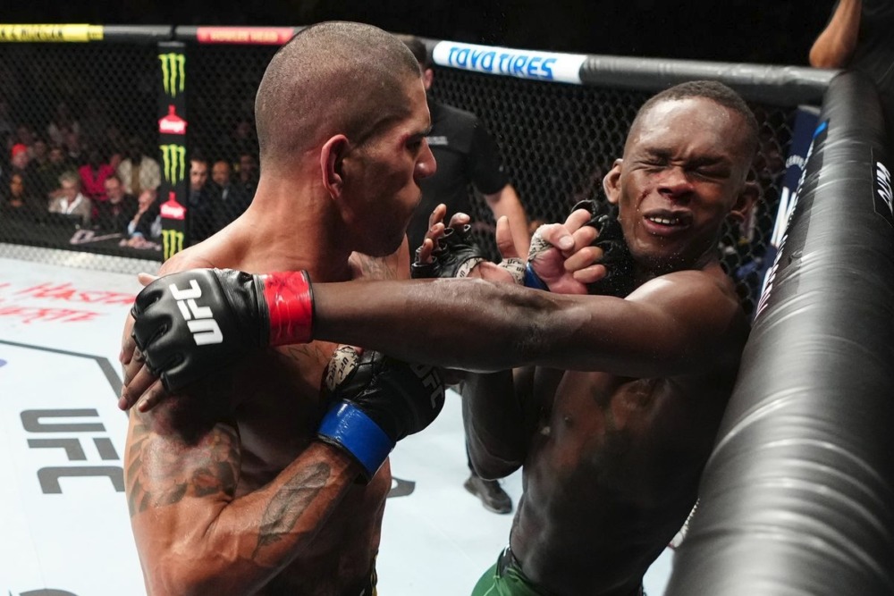 Israel Adesanya (phải) mất đai hạng trung vào tay Alex Pereira tại UFC 281.