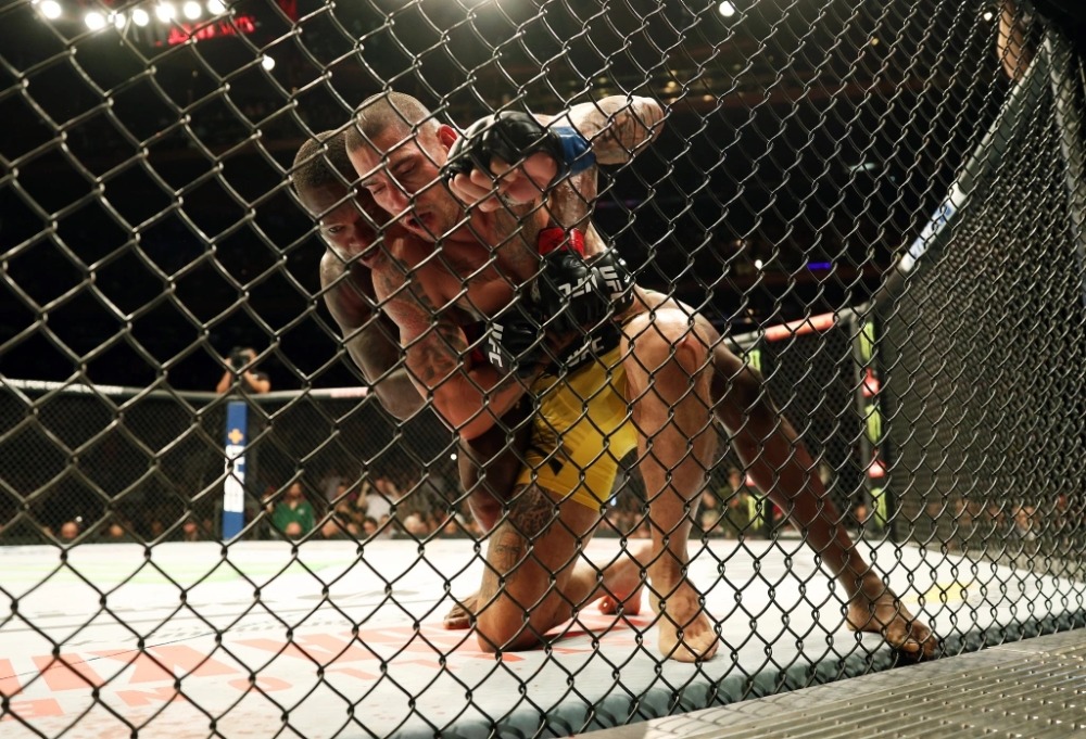 Israel Adesanya chiếm ưu thế ở phần lớn thời gian trận đấu.