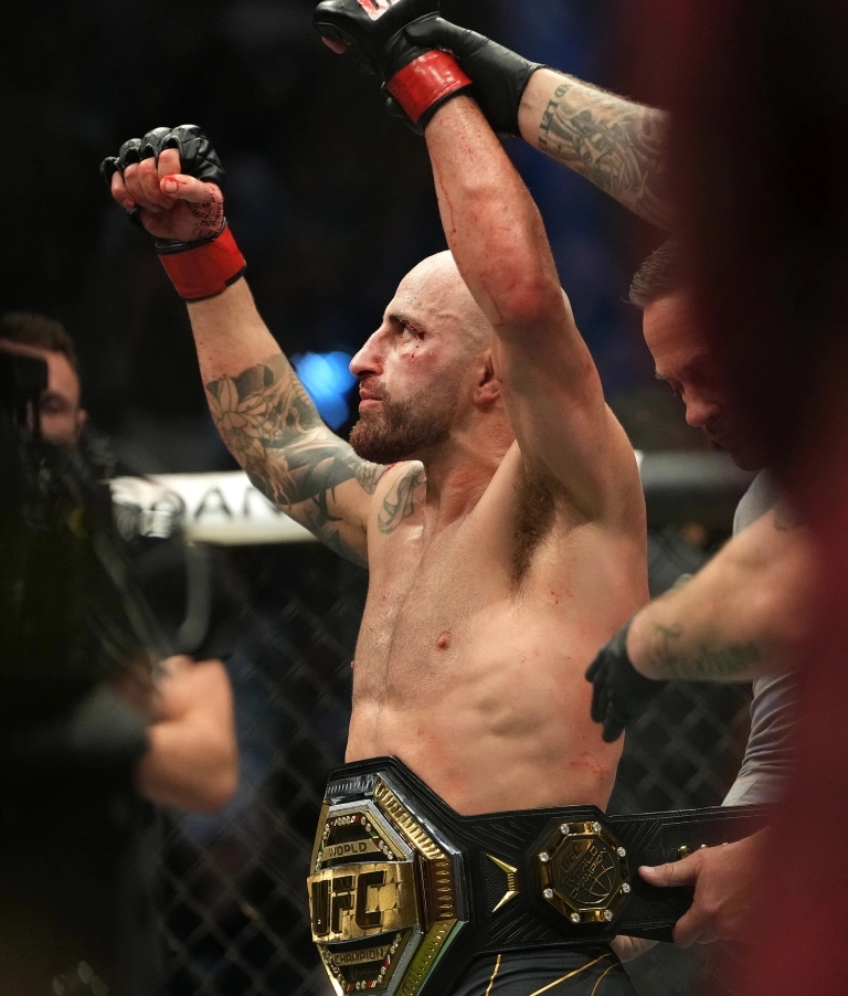 Israel Adesanya đánh giá rất cao Volkanovski.