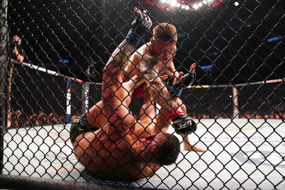Dustin Poirier đánh bại Michael Chandler ở UFC 281.