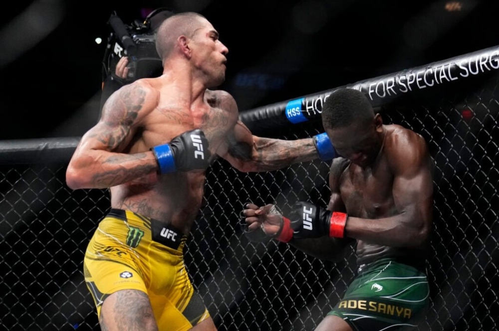 Israel Adesanya (phải) bị Alex Pereira knockout tại UFC 281.